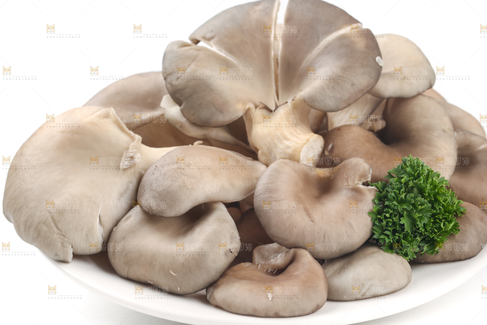 盘子里装着平菇