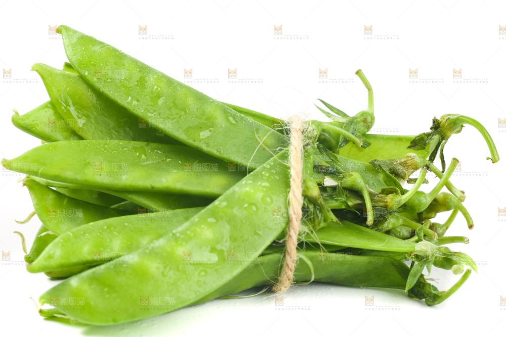 白底上放着一把豌豆荚