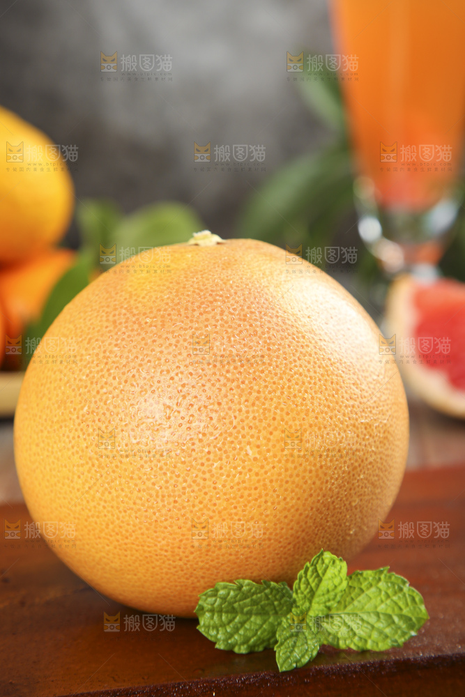 木底上的红心西柚