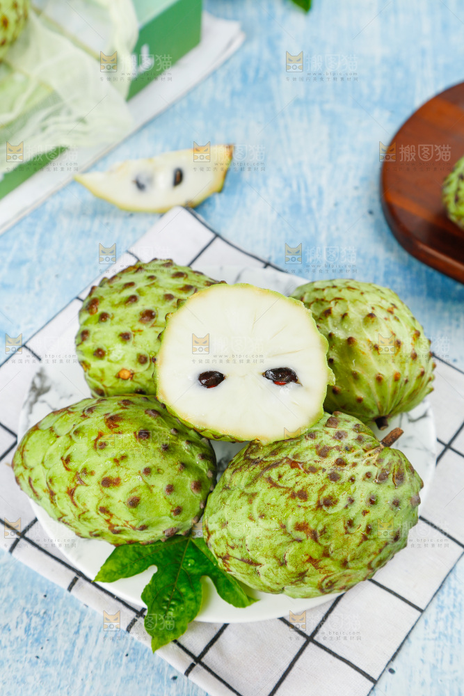 格子底上摆放着释迦果