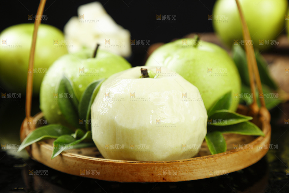 黑石板上放着一篮青皮梨