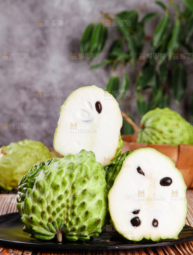 深底上摆放着释迦果