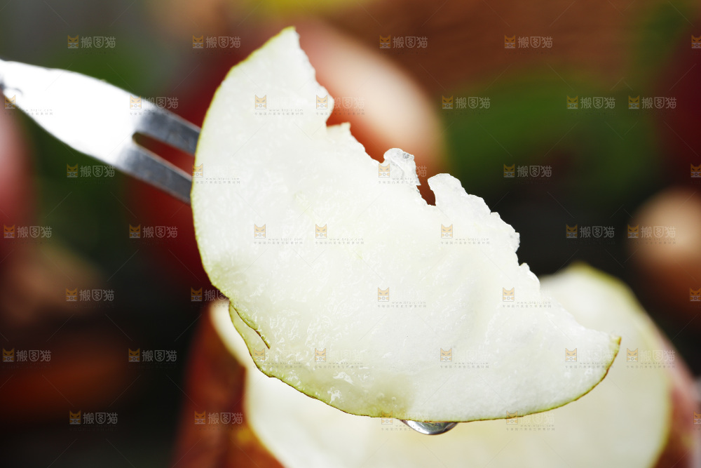 叉子叉着彩虹梨果肉