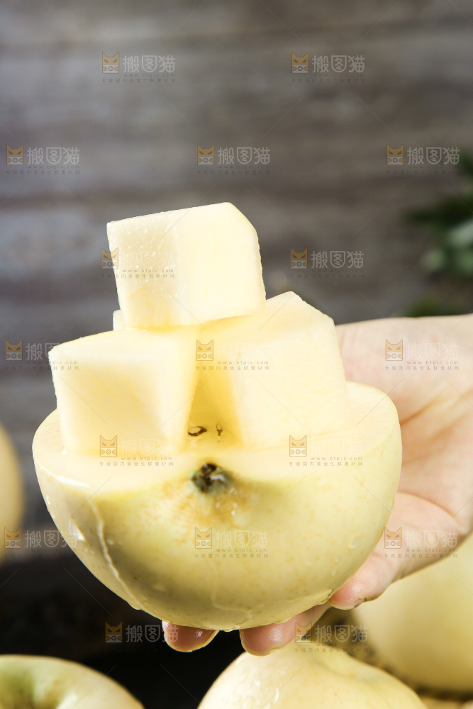 手里拿着奶油富士苹果