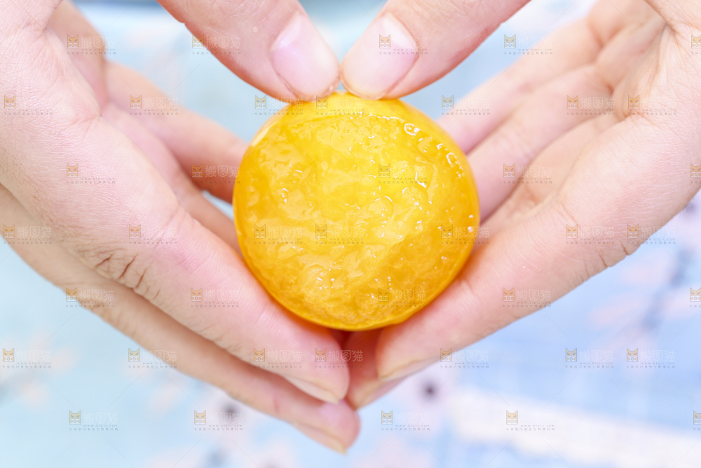 手拿黄金奈李