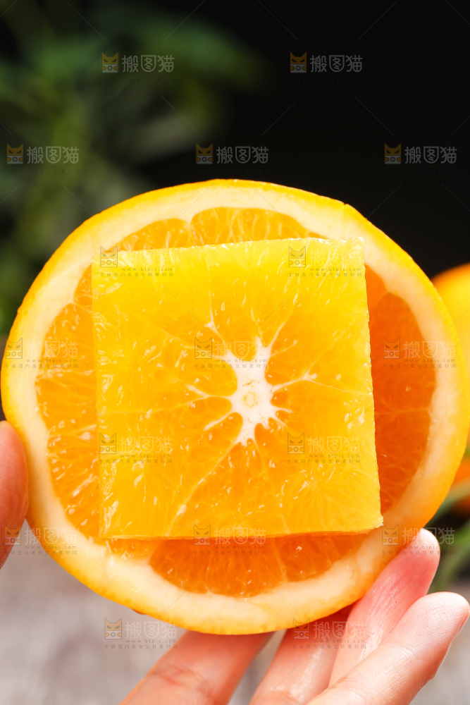 手里拿着橙子