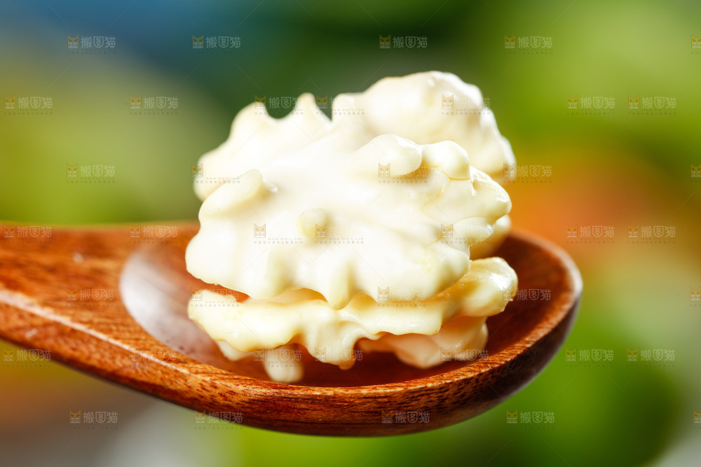 勺子里的新鲜核桃果仁