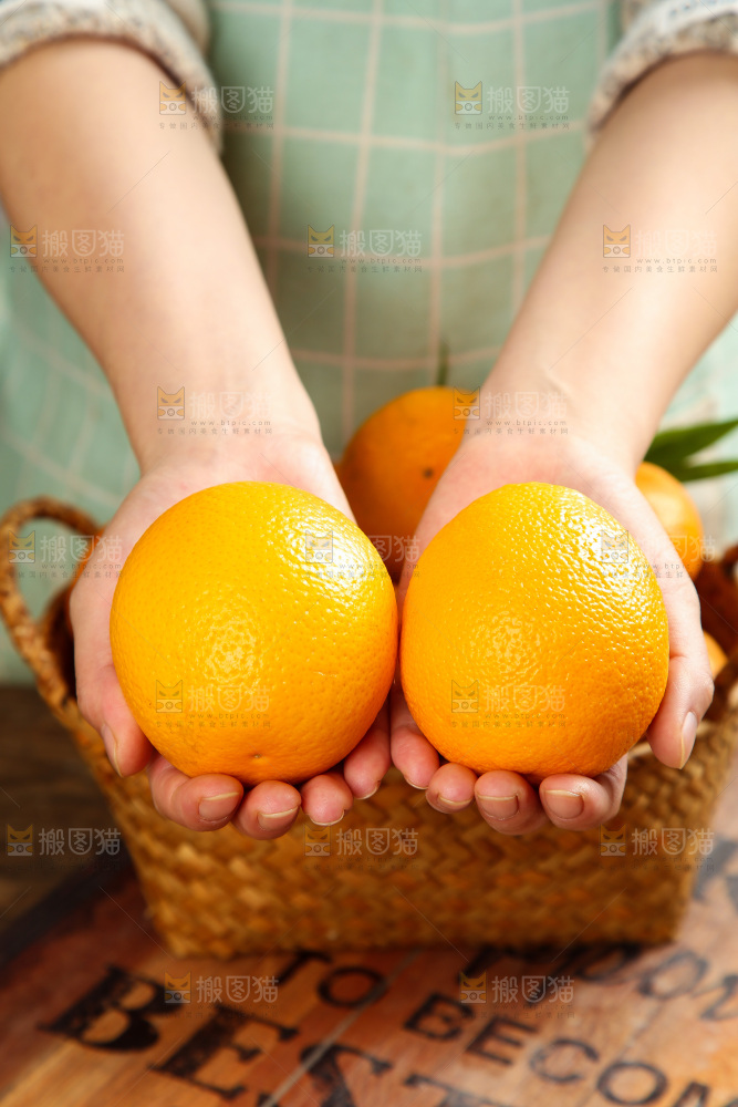 手里拿着橙子
