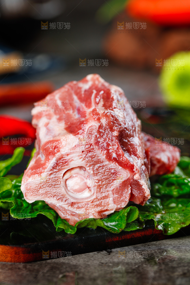 盘子上摆放着羊蝎子