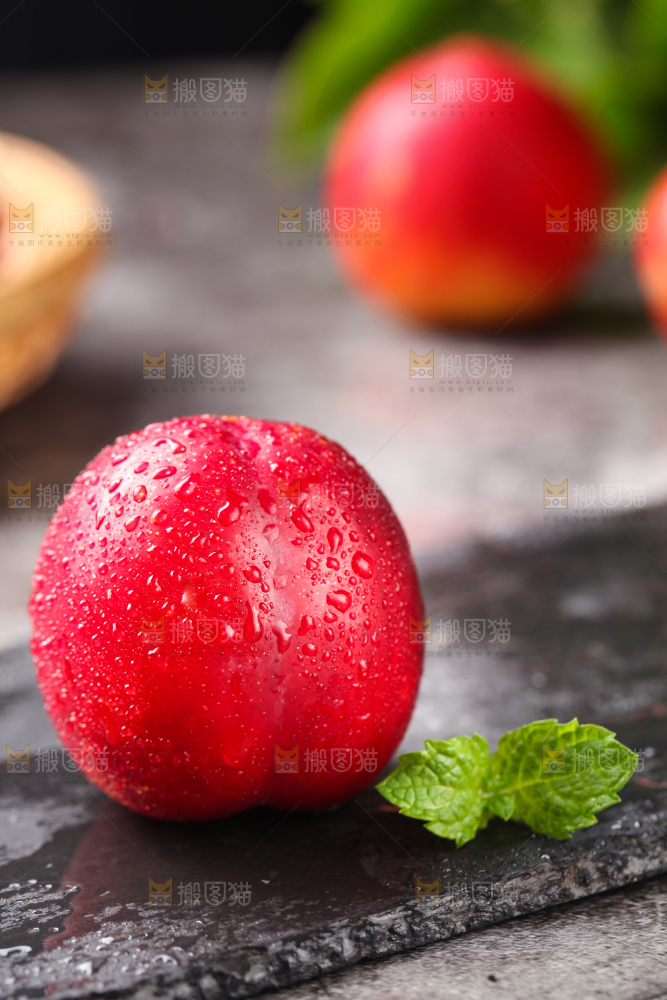 黑石板上的珍珠李