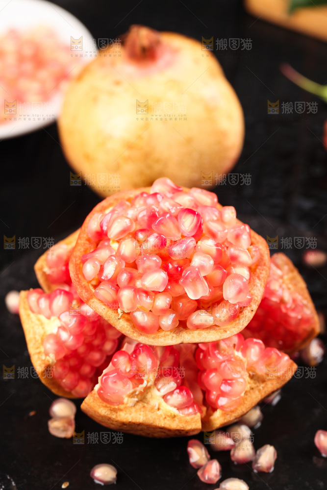 黑底上切开的蒙自石榴