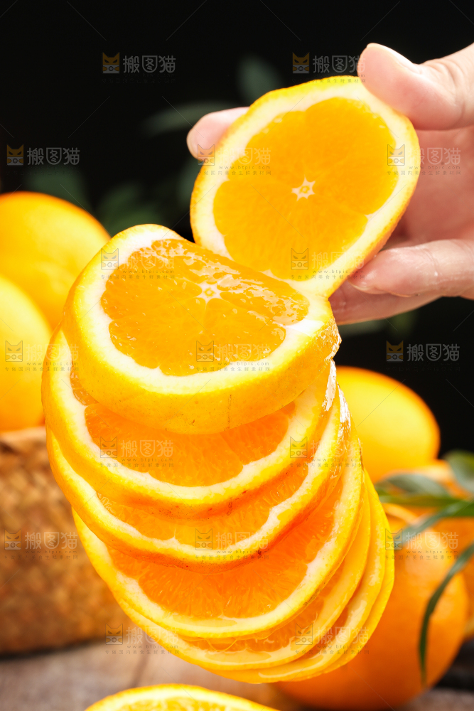 深底上摆放着橙子