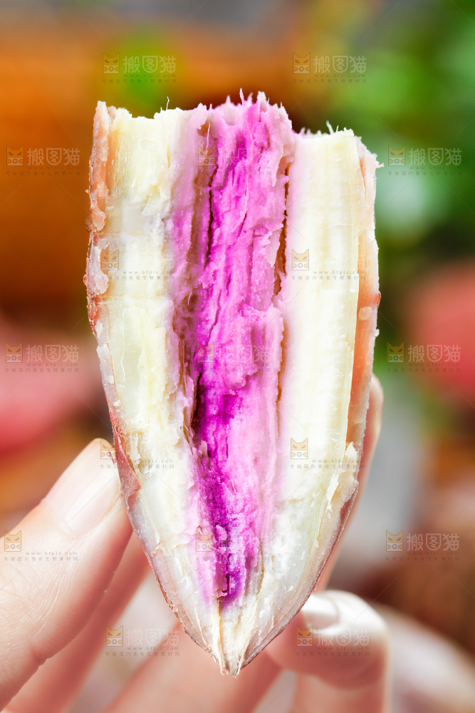 手拿掰开的冰淇淋红薯
