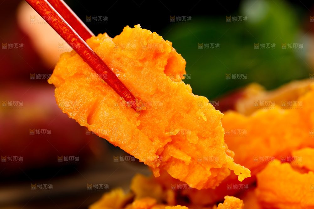 手里拿着红蜜薯