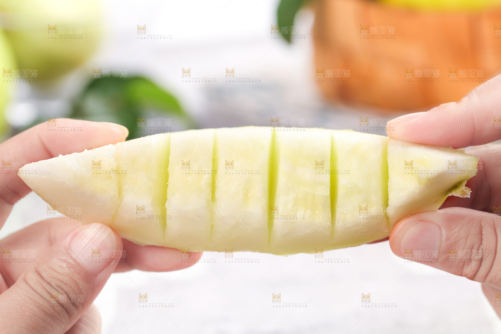 手拿切开的东北香瓜