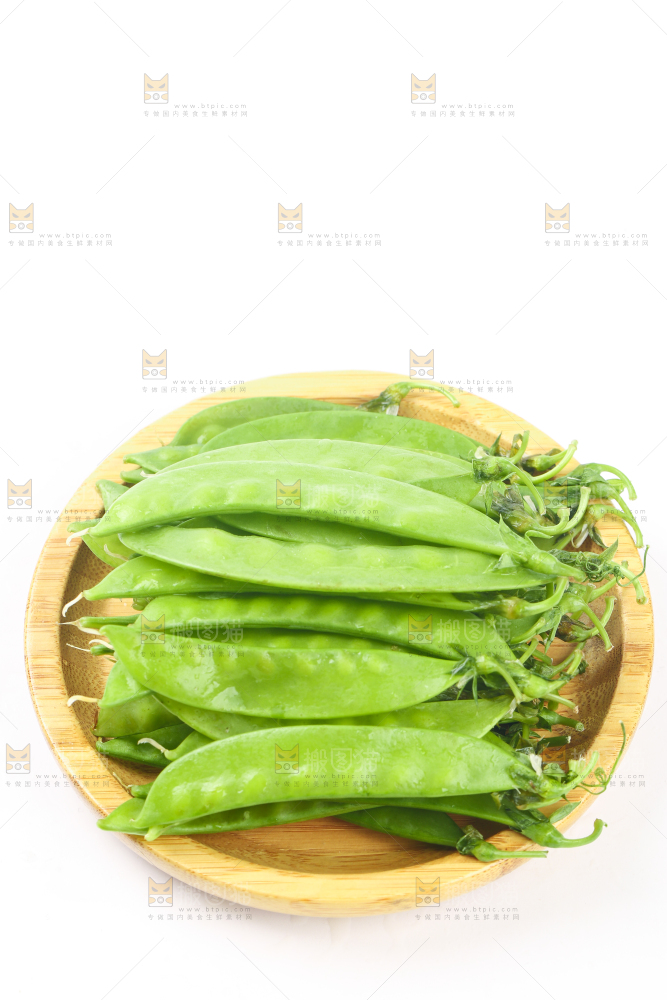 盘子里摆放着荷兰豆
