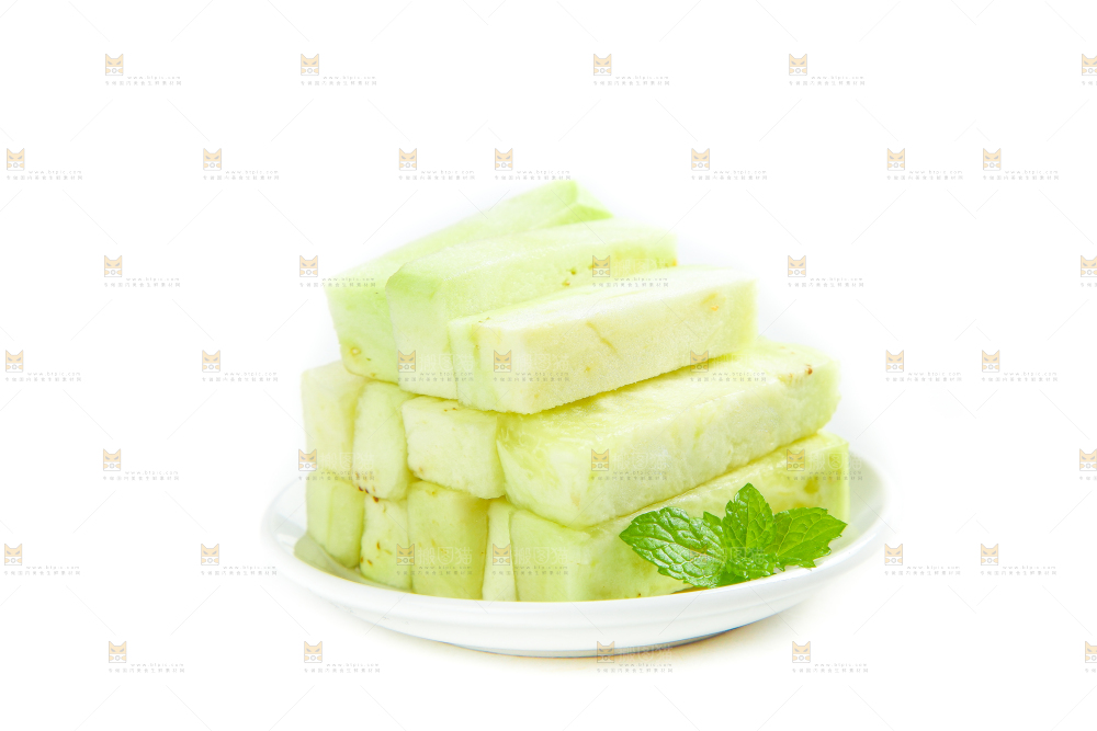 白底上放着一碟削皮的茄子