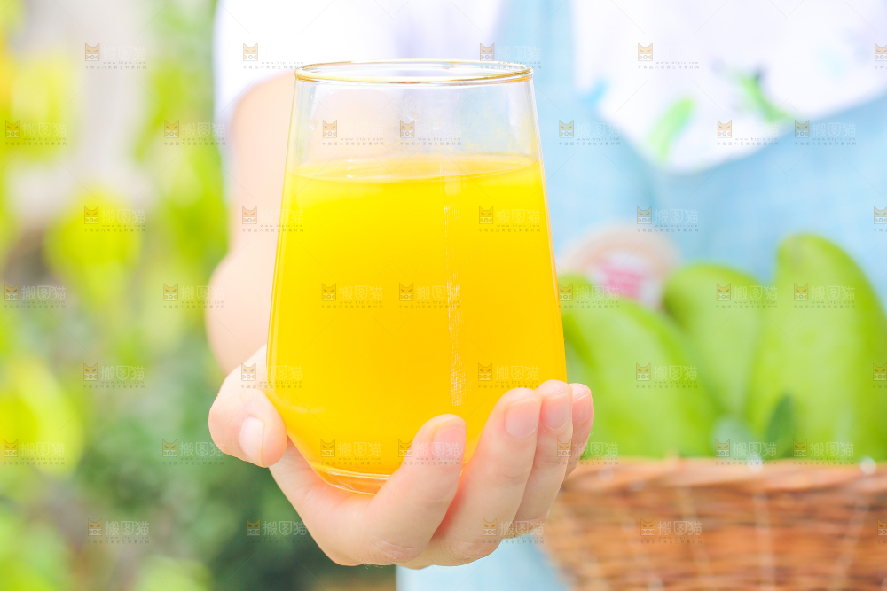 手拿一杯桂七芒果汁