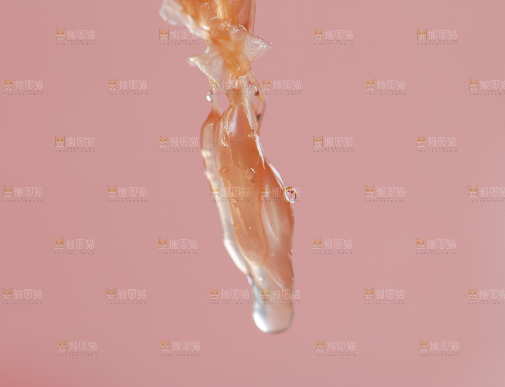 手拿剥皮的红心西柚果肉