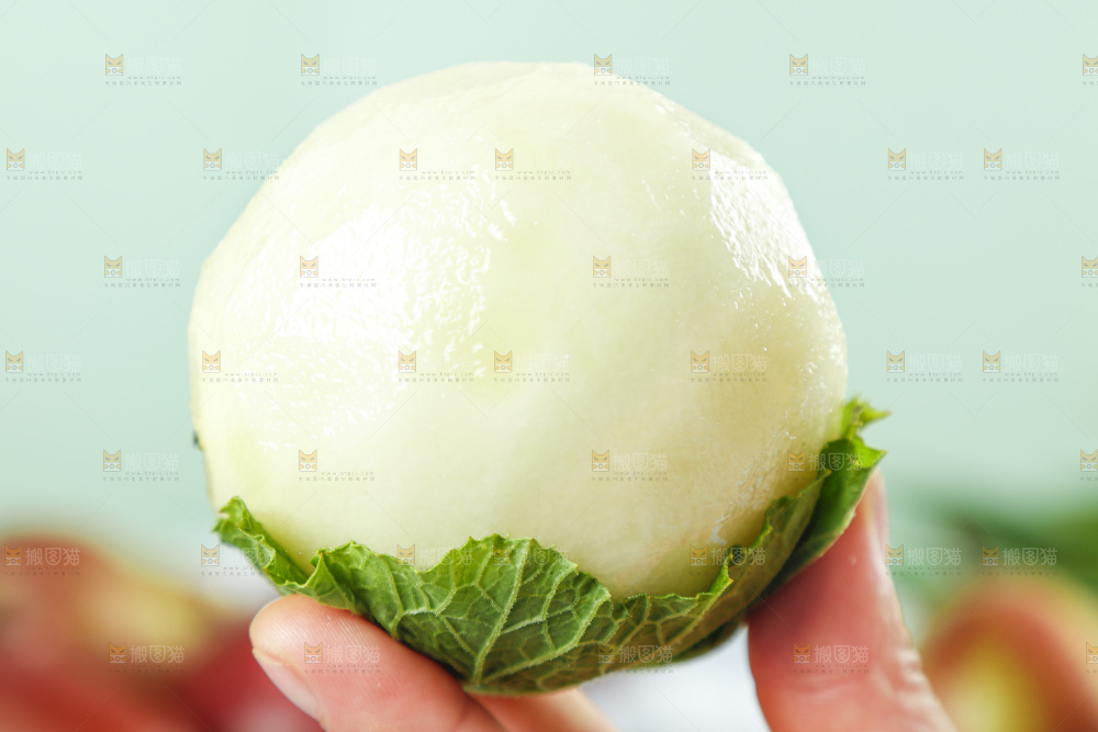 手拿削皮的彩虹梨