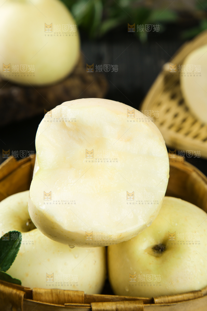 篮子里放着苹果