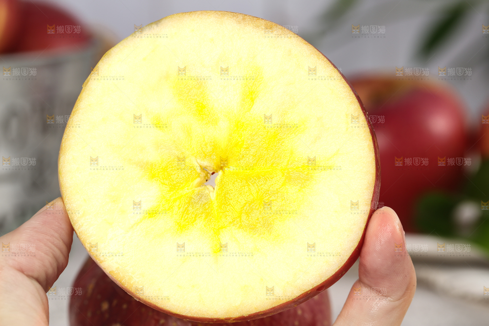 手里拿着苹果