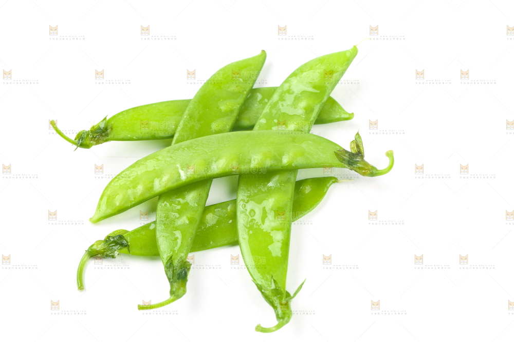白底上摆放着豌豆荚