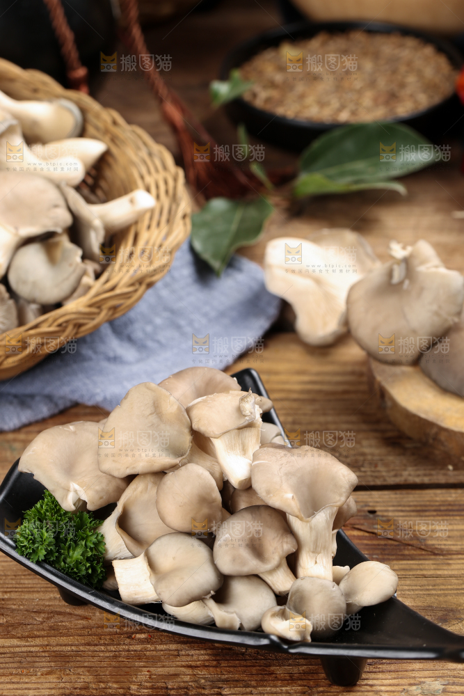 盘子里装着平菇