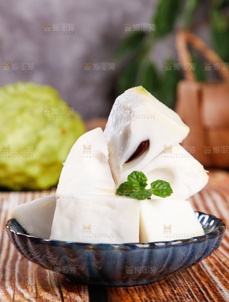 深底上摆放着释迦果