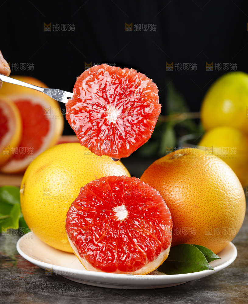 叉子叉着红心西柚果肉