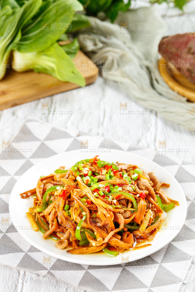浅底上放着一盘黄花菜炒肉
