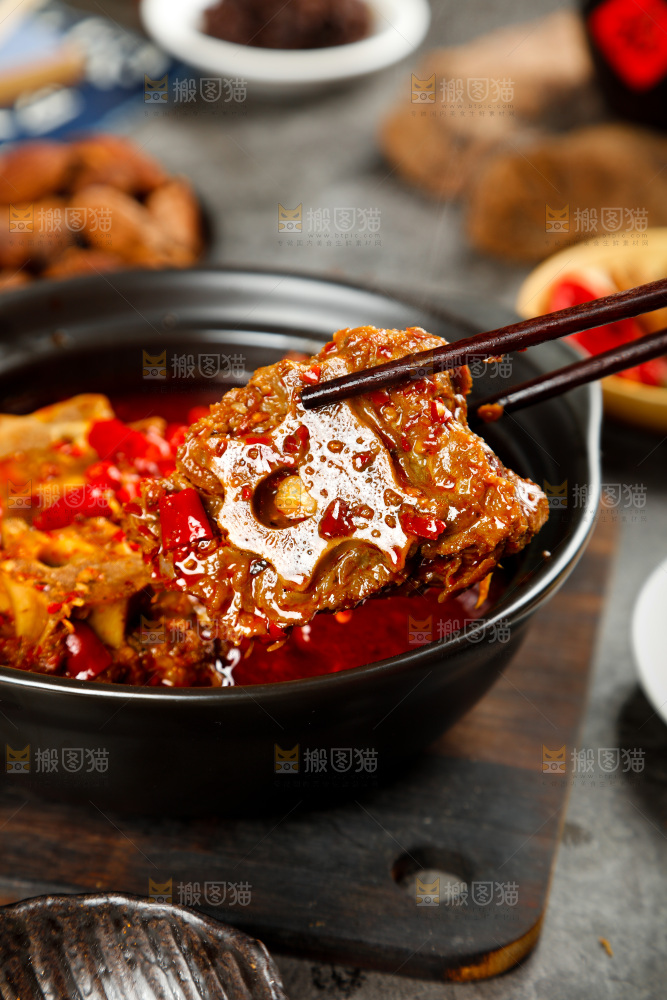 砂锅里装着麻辣羊蝎子