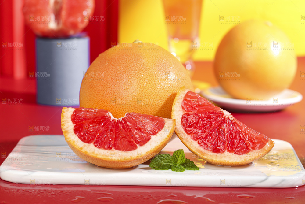盘子里放着切开的红心葡萄柚