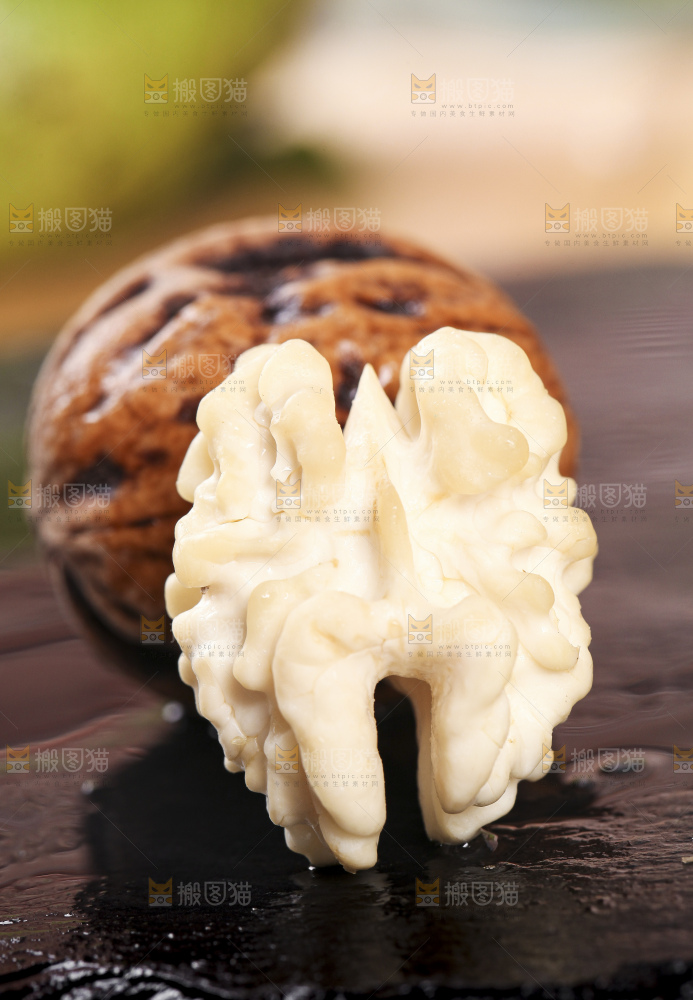 黑底上放着新鲜去皮湿核桃