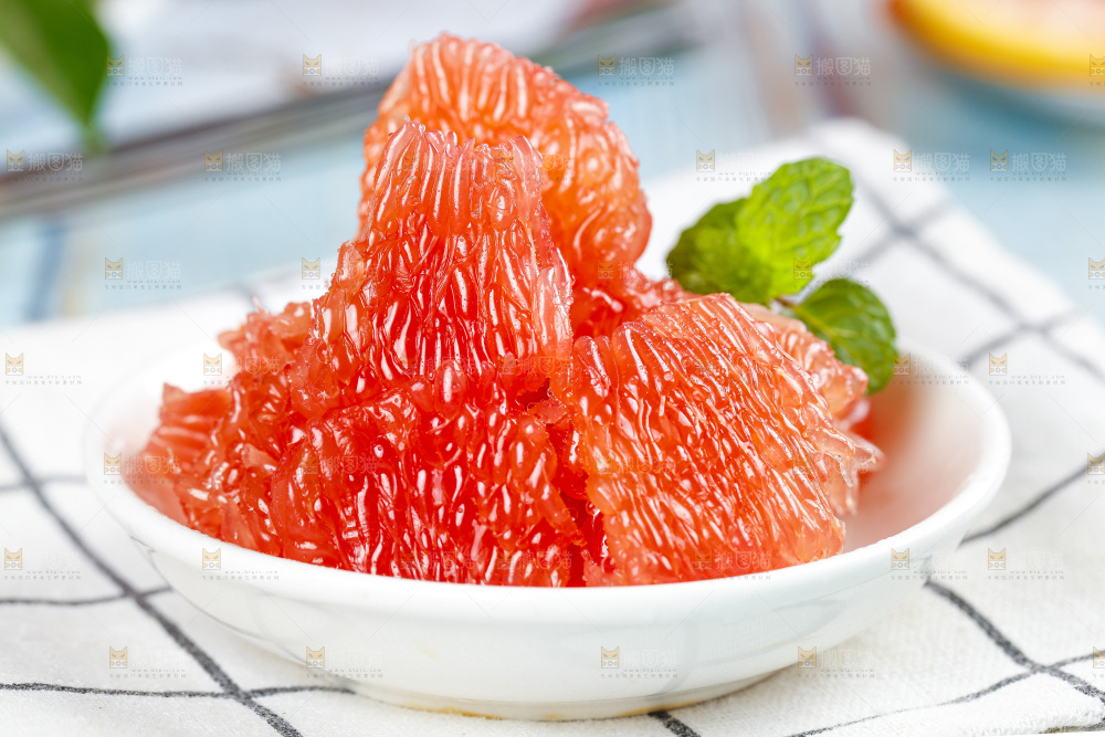 格子布放着红心西柚果肉