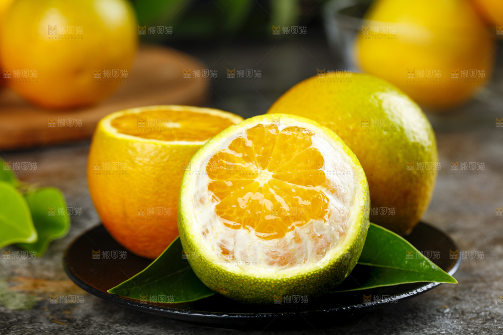 黑石板上放着一盘秭归夏橙