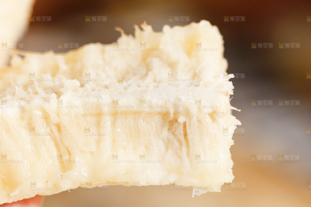 浅底上的红皮美人蕉果肉