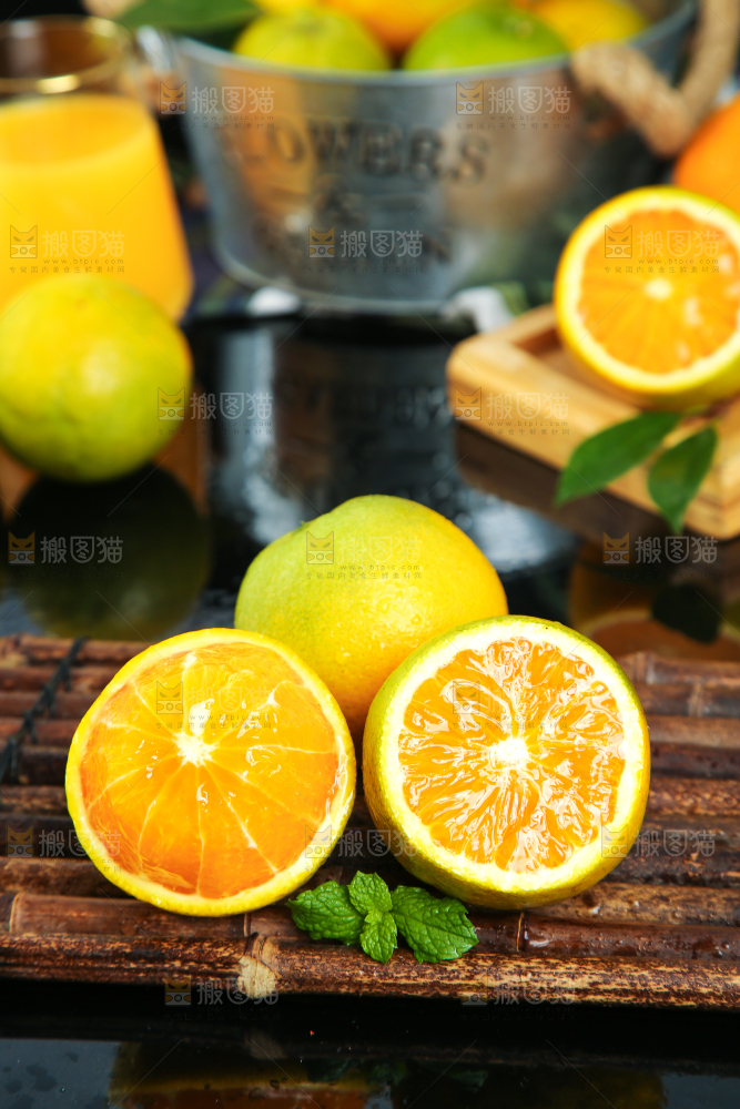 木底上放切开的秭归夏橙
