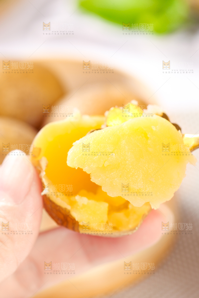 勺子里的熟土豆