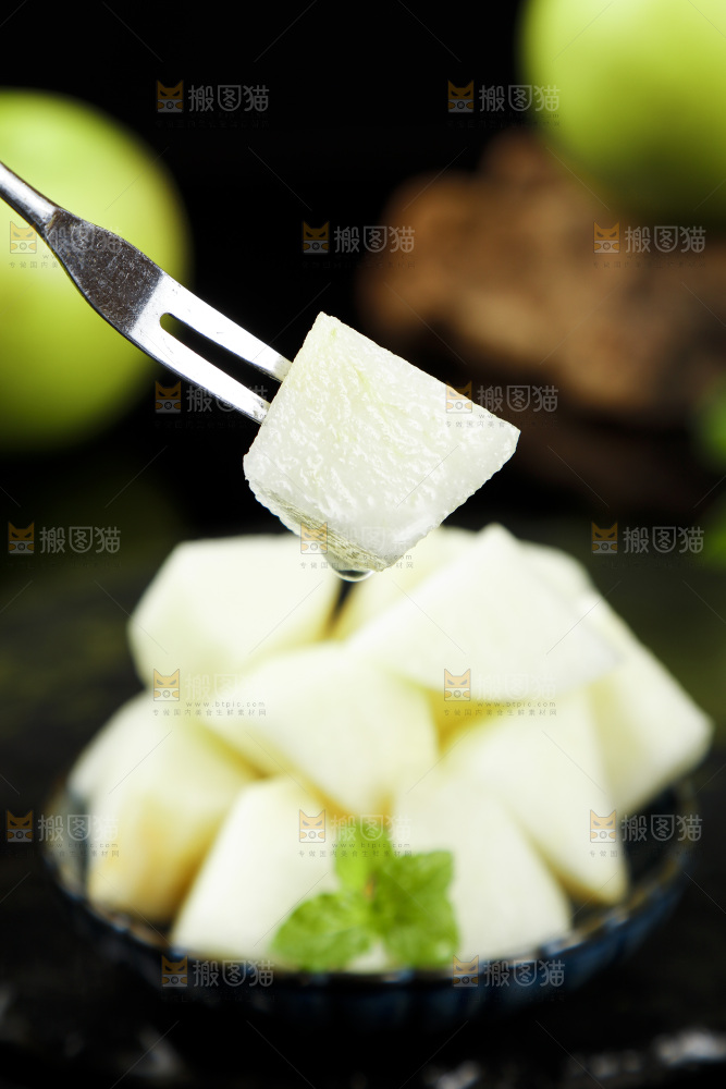黑底上叉子叉着一块削皮的砀山苹果梨果肉