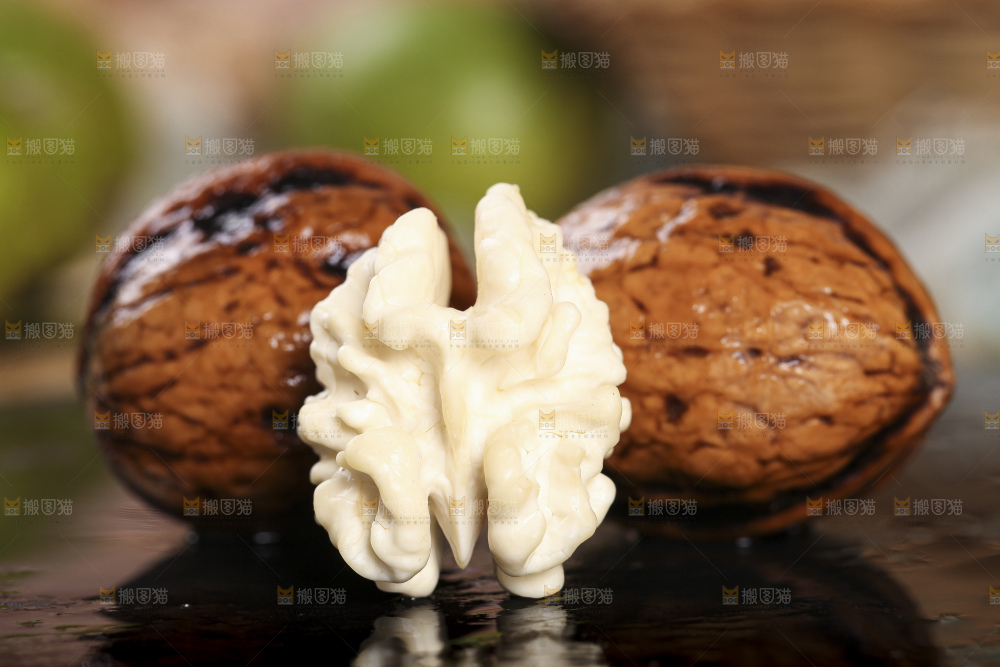 黑石板上放着去皮湿核桃果仁