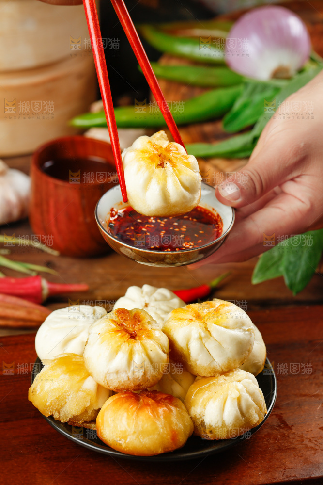 木底上放着一盘水煎包