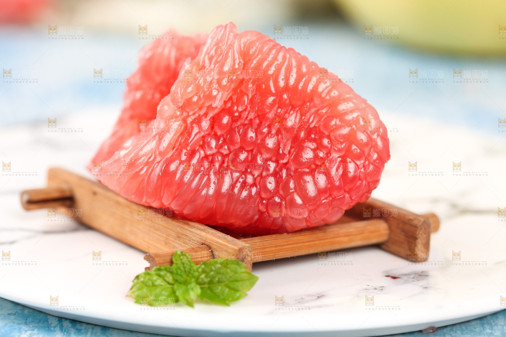 盘子里的红心柚子果肉