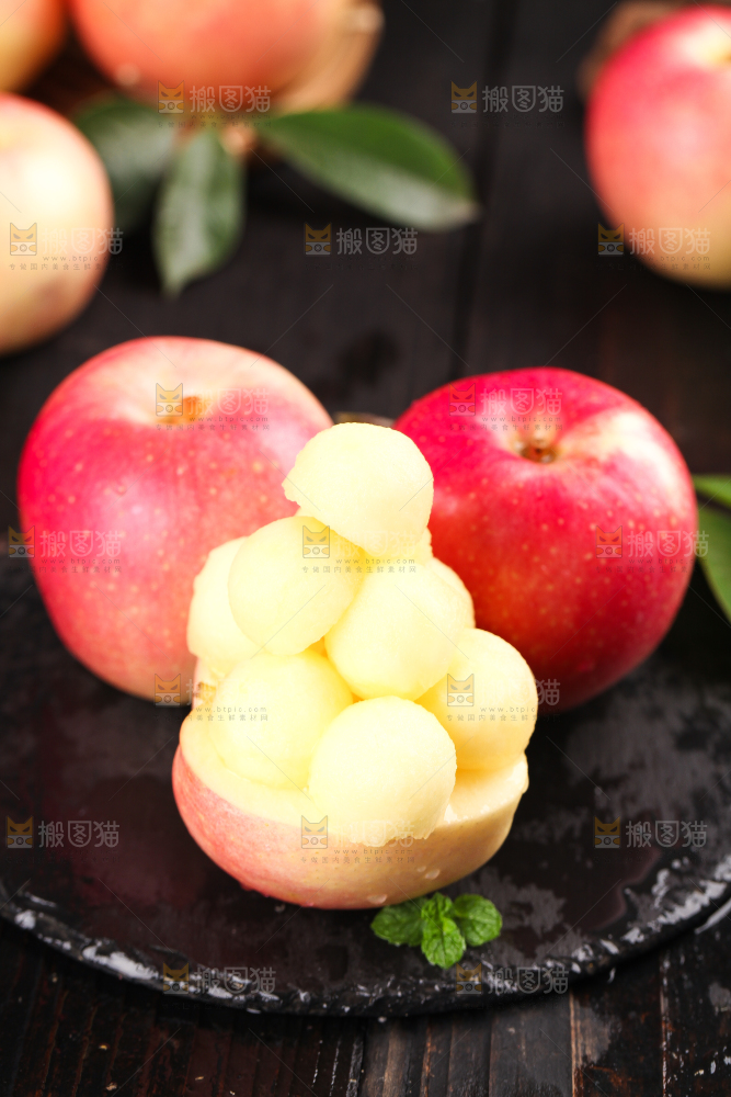 黑底上放着嘎啦苹果果肉