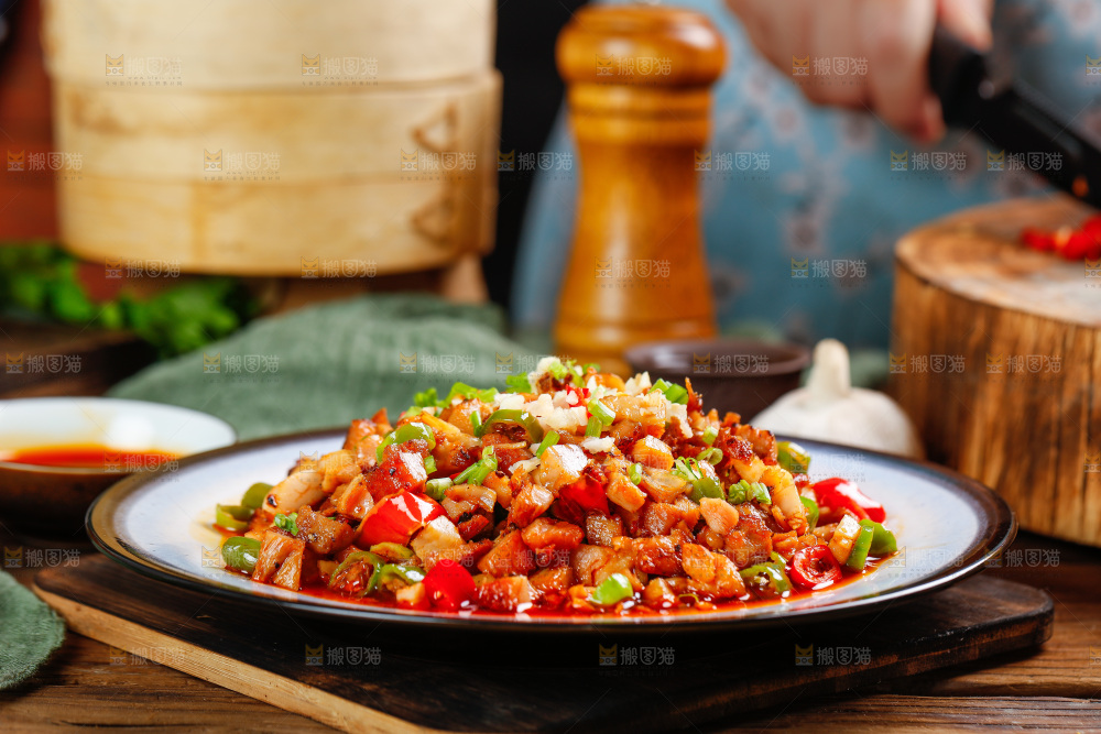 木底上放着一盘辣椒肉丁