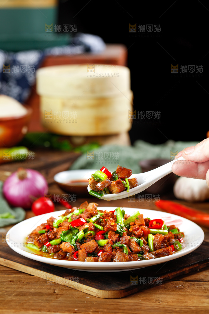 木板上放着一盘香辣肉丁