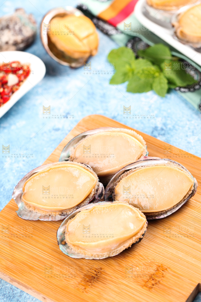 木板上放着剥开的鲜鲍鱼