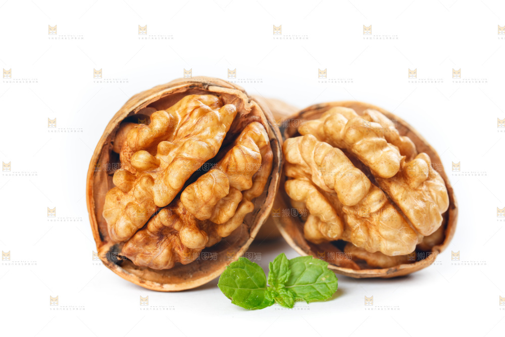 白底上放着上剥开的纸皮核桃