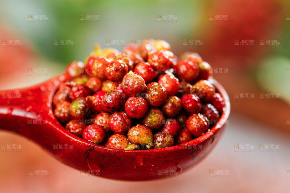 勺子里的新鲜花椒