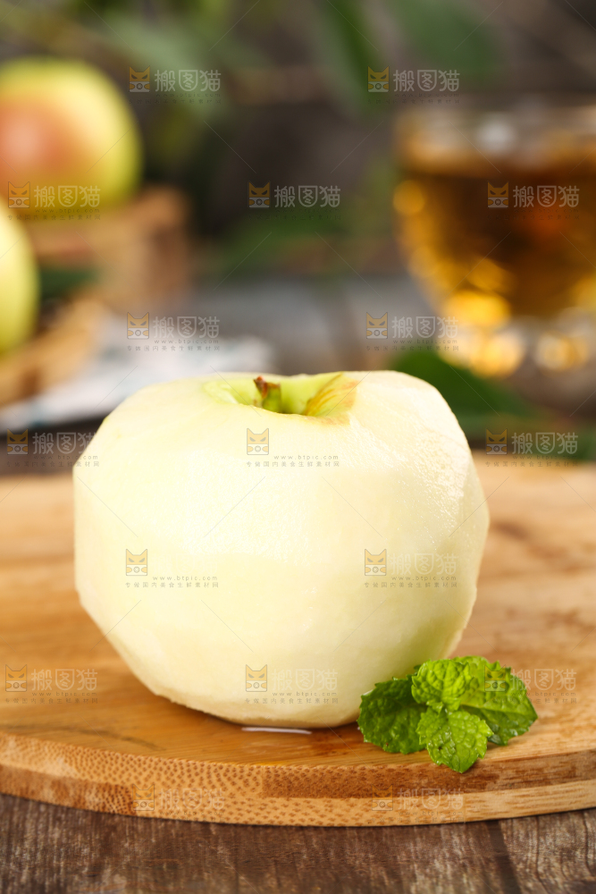 木底上放着削皮的嘎啦苹果